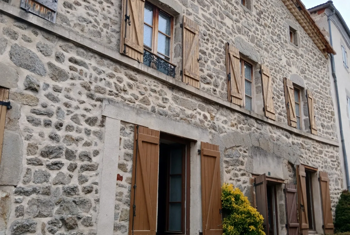 Maison en pierre à Saint-Dier-D'Auvergne de 216 m² à aménager 