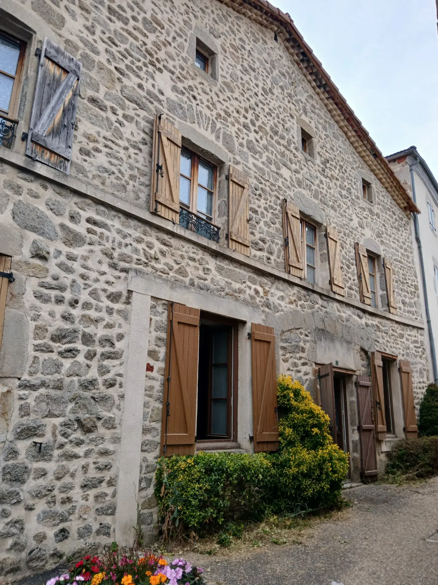 Maison en pierre à Saint-Dier-D'Auvergne de 216 m² à aménager 