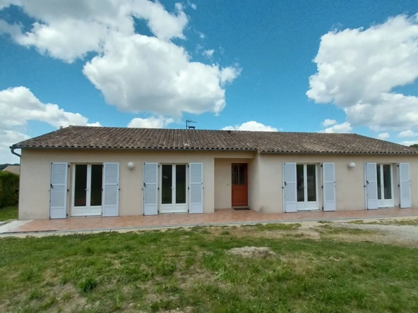 Maison de plain-pied à vendre à La Chapelle Gonaguet avec jardin et garage