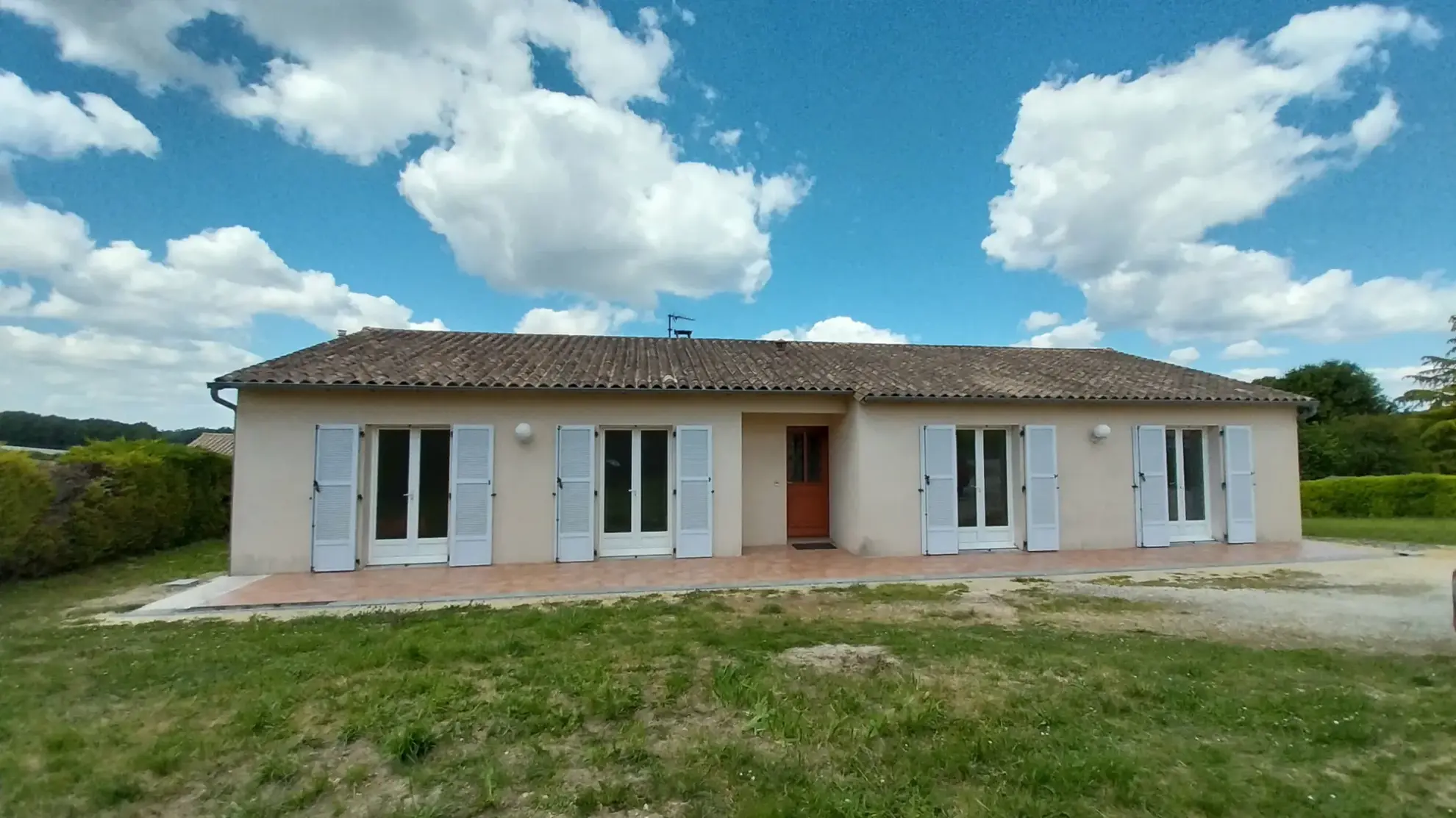 Maison de plain-pied à vendre à La Chapelle Gonaguet avec jardin et garage 