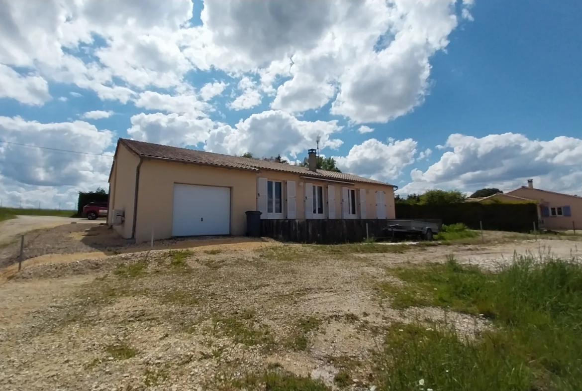 Maison de plain-pied à vendre à La Chapelle Gonaguet avec jardin et garage 