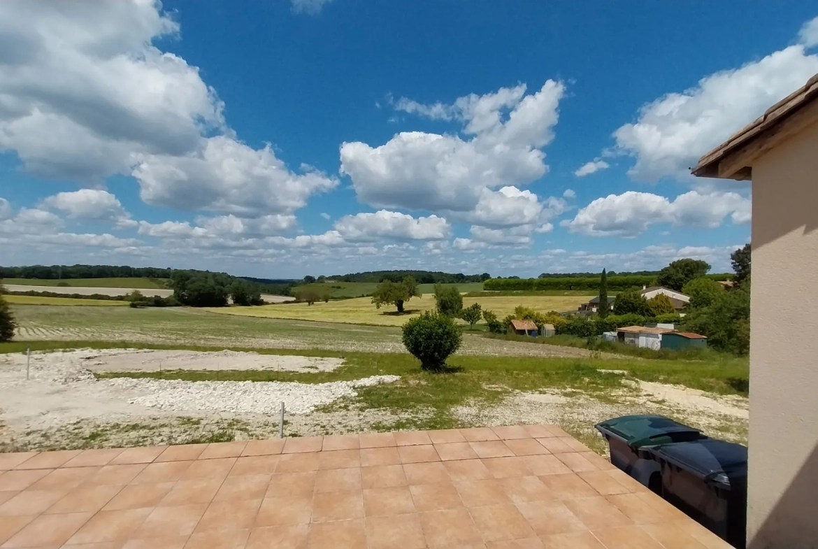 Maison de plain-pied à vendre à La Chapelle Gonaguet avec jardin et garage 