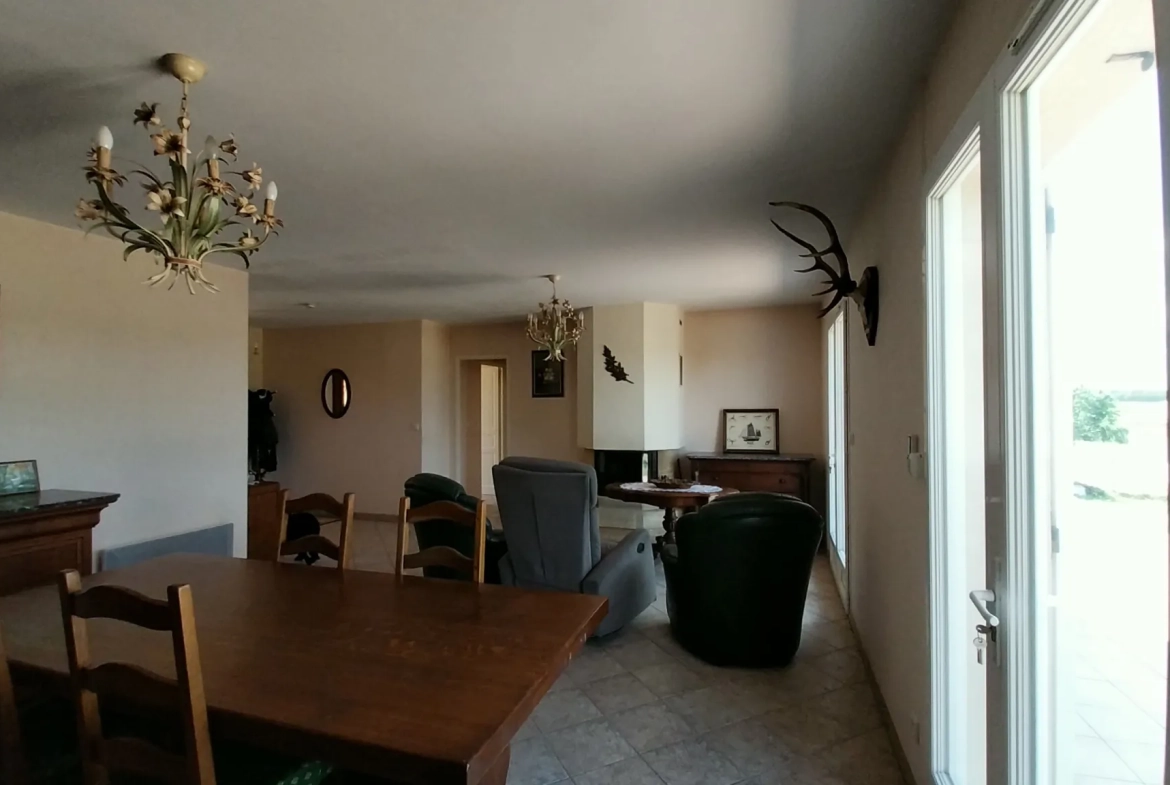 Maison de plain-pied à vendre à La Chapelle Gonaguet avec jardin et garage 