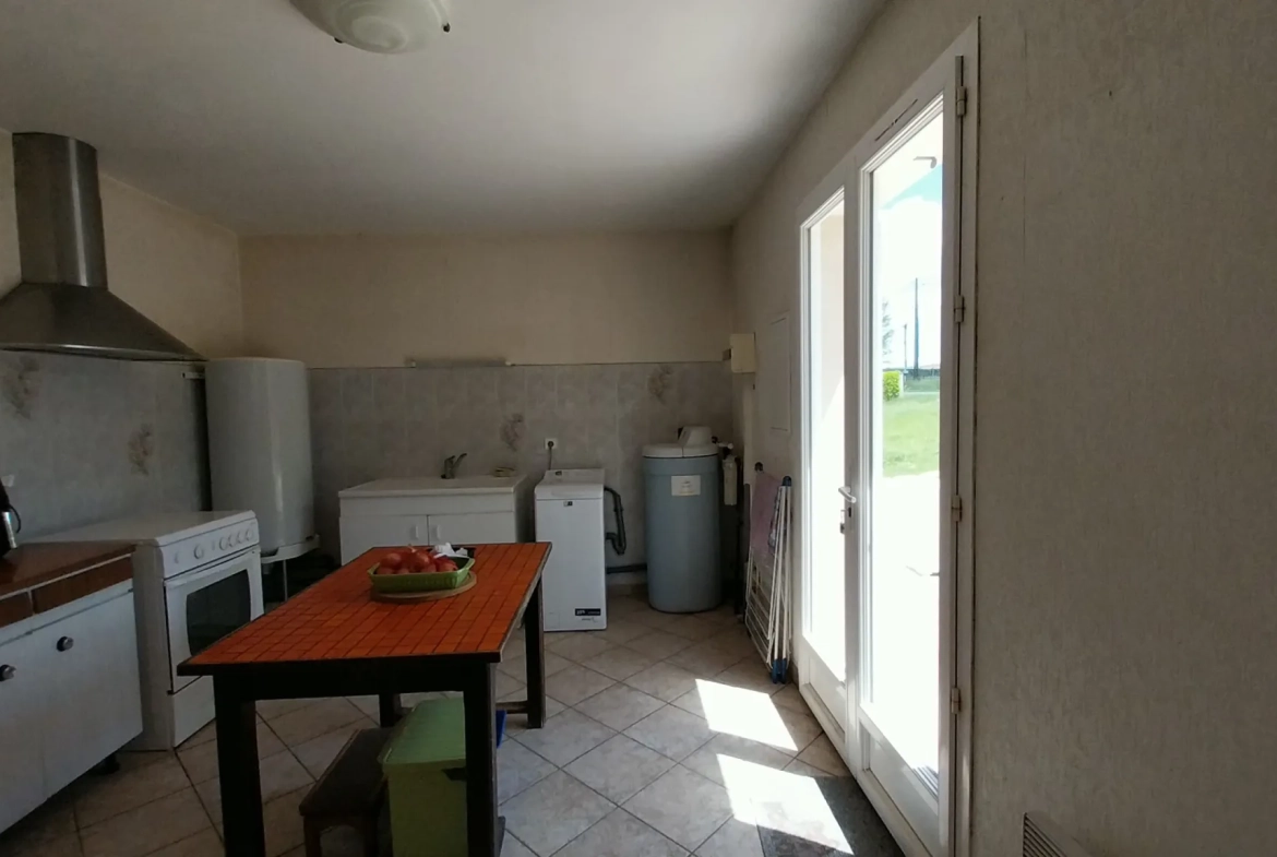 Maison de plain-pied à vendre à La Chapelle Gonaguet avec jardin et garage 