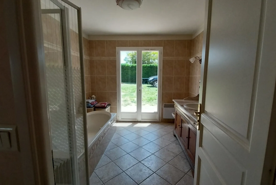 Maison de plain-pied à vendre à La Chapelle Gonaguet avec jardin et garage 