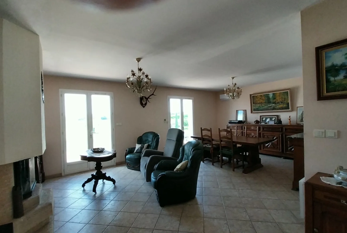 Maison de plain-pied à vendre à La Chapelle Gonaguet avec jardin et garage 