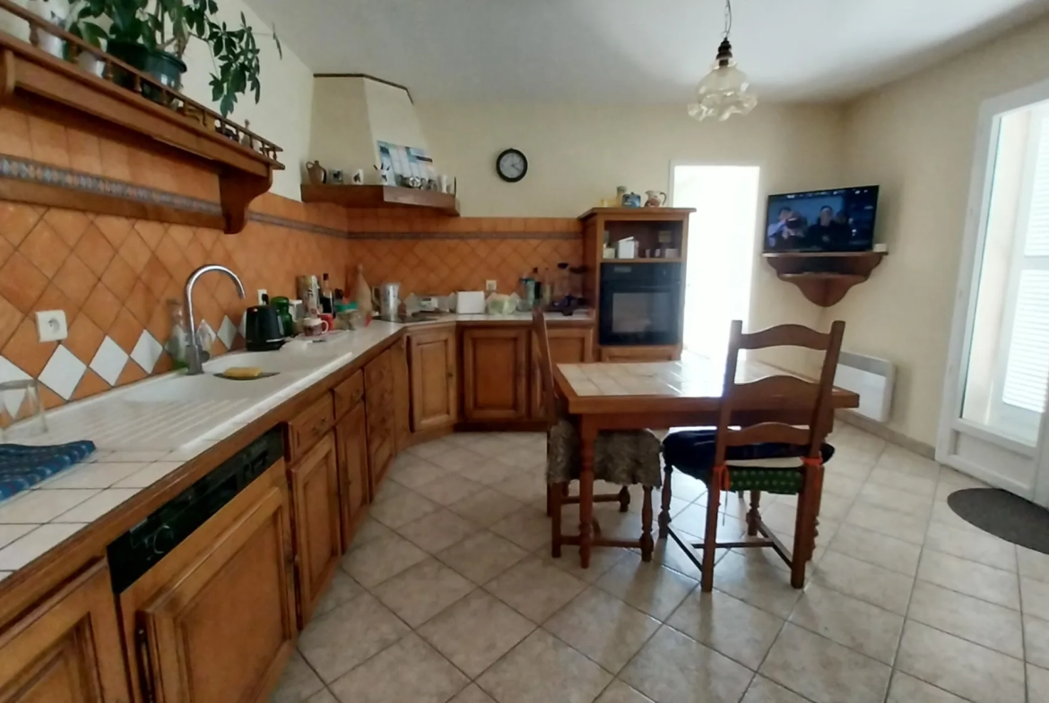 Maison de plain-pied à vendre à La Chapelle Gonaguet avec jardin et garage 