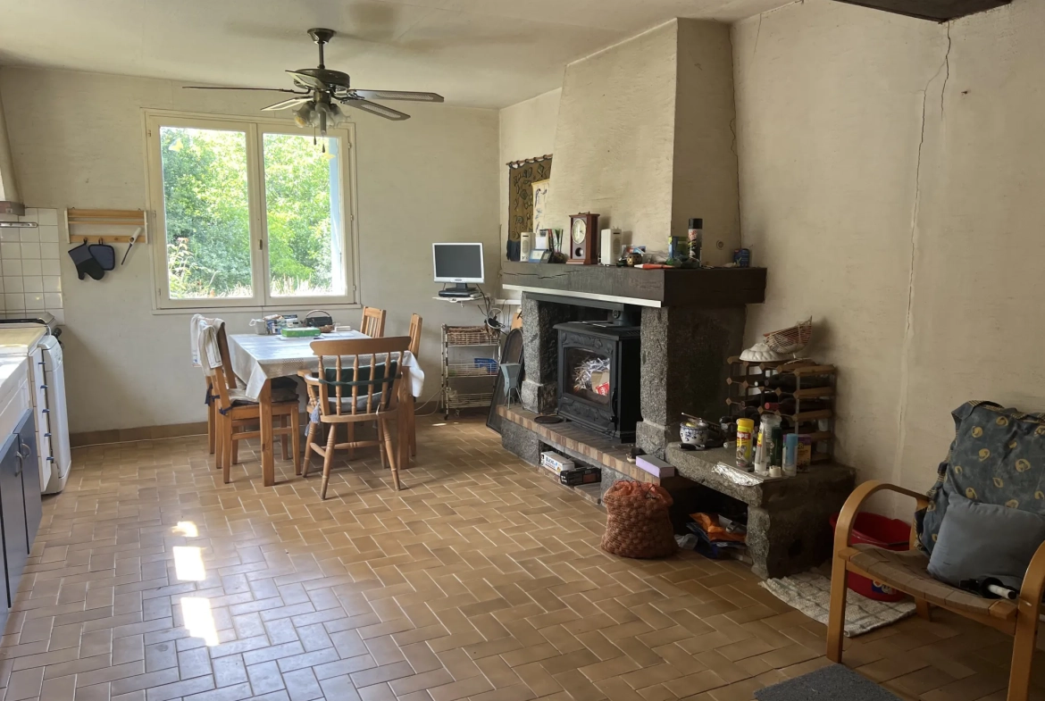 Maison à rénover avec 4 chambres et grand jardin à Saint Laurent de la Salle 