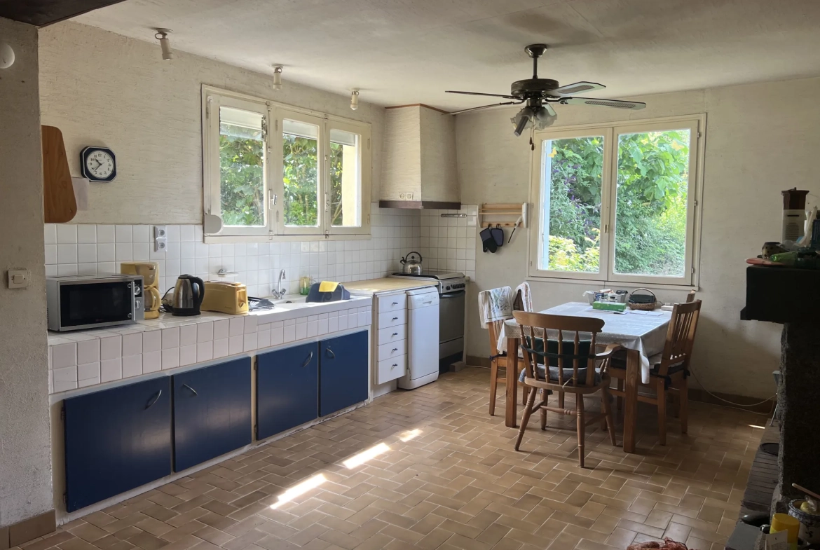 Maison à rénover avec 4 chambres et grand jardin à Saint Laurent de la Salle 