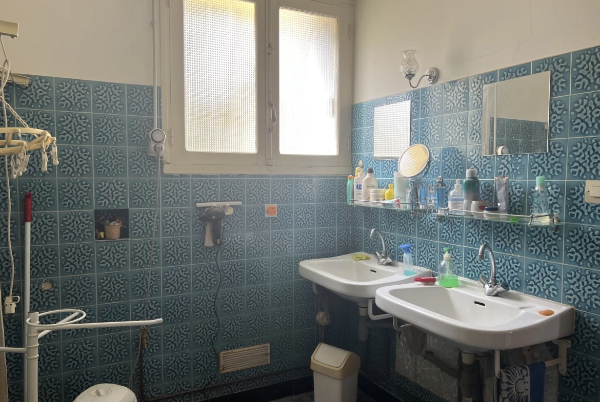 Maison à rénover avec 4 chambres et grand jardin à Saint Laurent de la Salle 