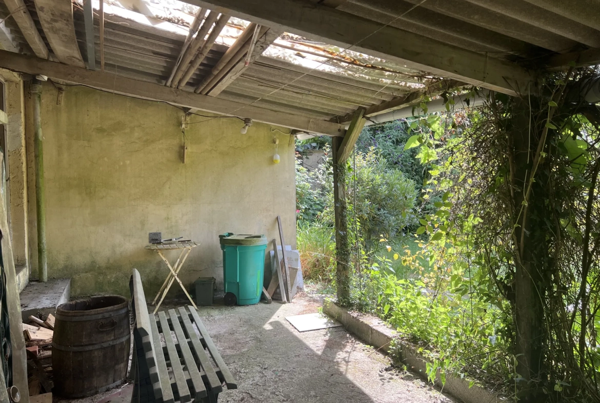Maison à rénover avec 4 chambres et grand jardin à Saint Laurent de la Salle 