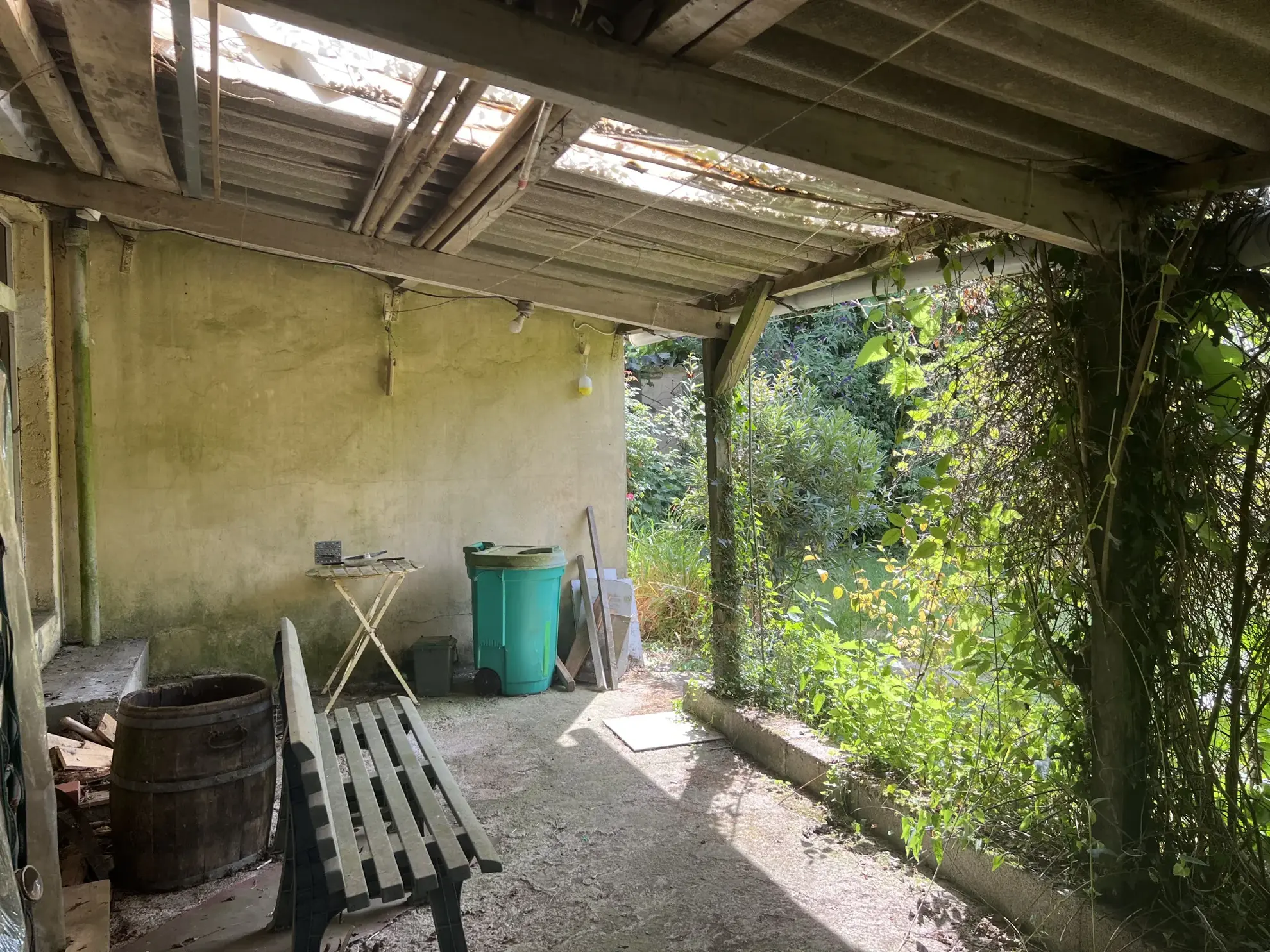 Maison à rénover avec 4 chambres et grand jardin à Saint Laurent de la Salle 