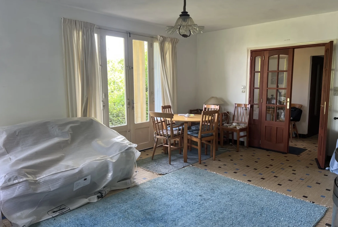 Maison à rénover avec 4 chambres et grand jardin à Saint Laurent de la Salle 