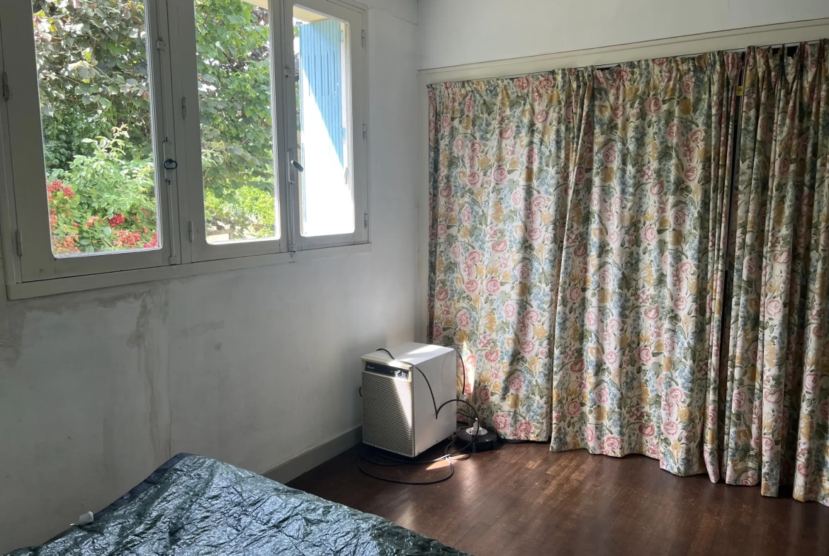 Maison à rénover avec 4 chambres et grand jardin à Saint Laurent de la Salle 