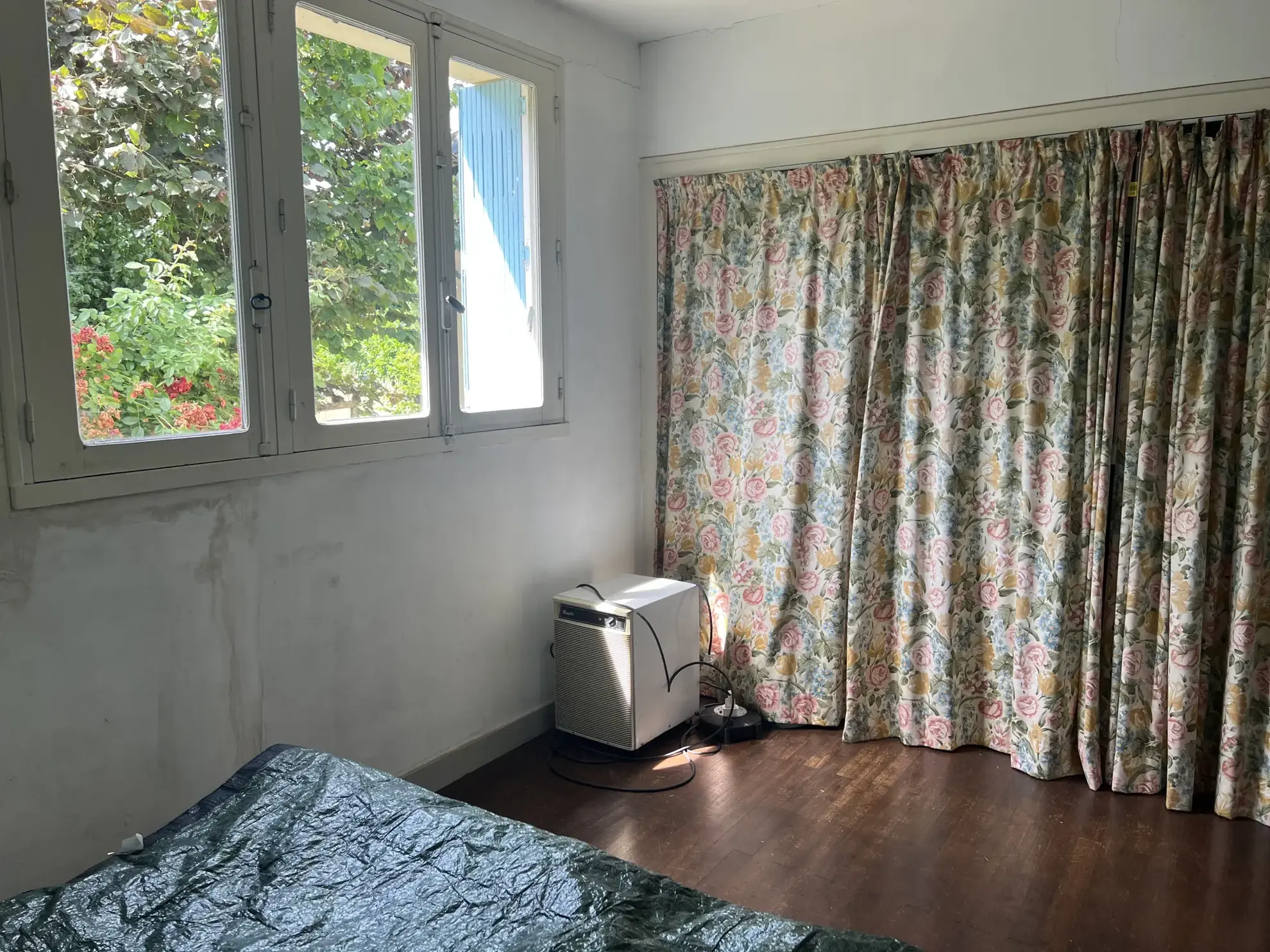 Maison à rénover avec 4 chambres et grand jardin à Saint Laurent de la Salle 