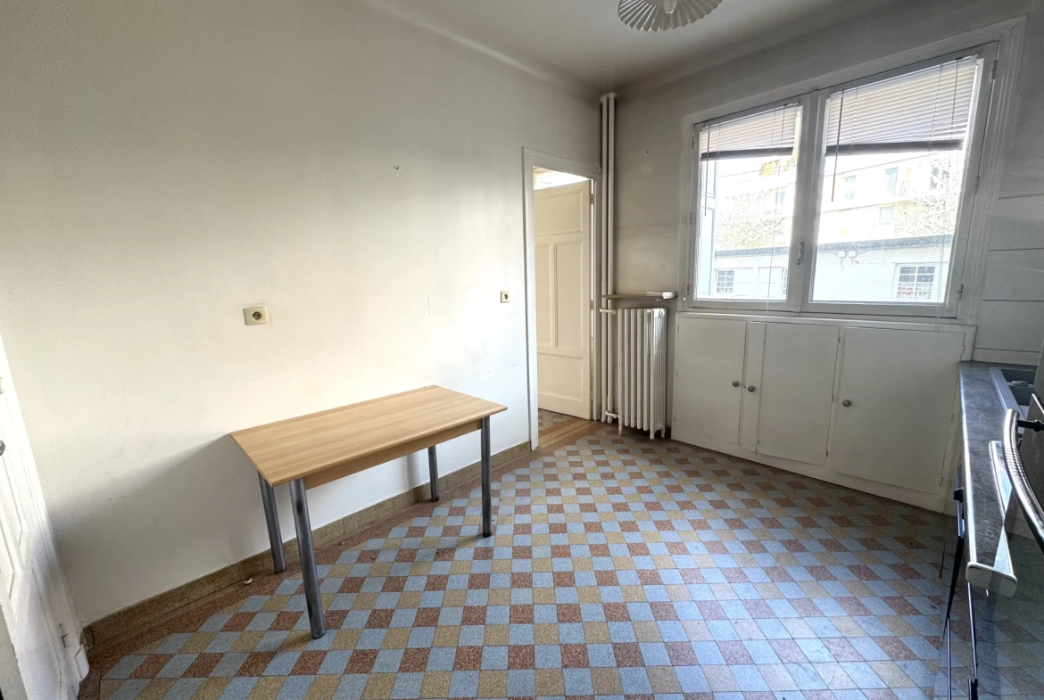 Bel appartement F4 traversant avec cave, grenier et parking à Saint-Étienne 