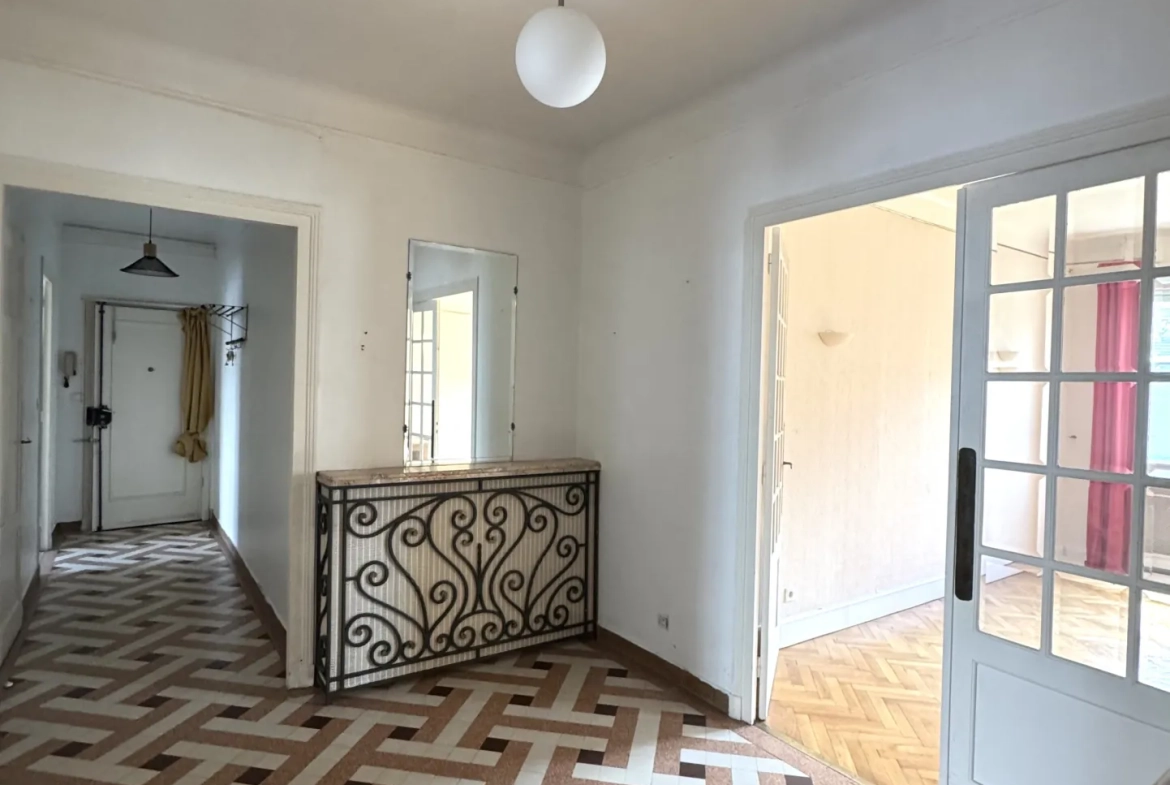 Bel appartement F4 traversant avec cave, grenier et parking à Saint-Étienne 