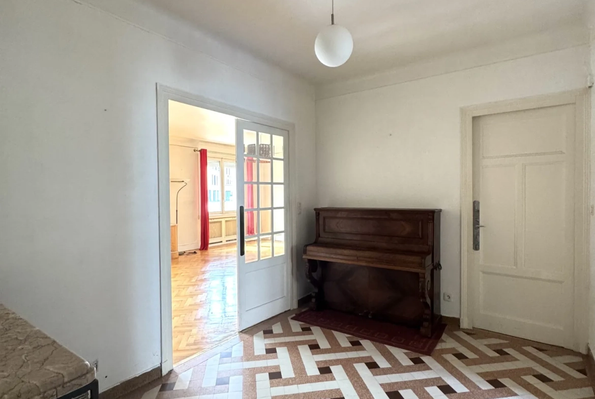 Bel appartement F4 traversant avec cave, grenier et parking à Saint-Étienne 