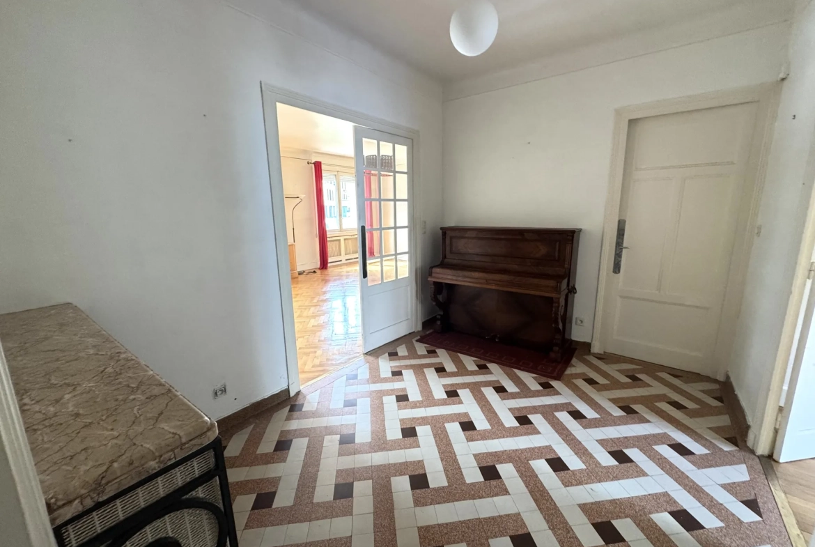 Bel appartement F4 traversant avec cave, grenier et parking à Saint-Étienne 