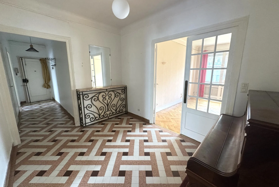 Bel appartement F4 traversant avec cave, grenier et parking à Saint-Étienne 