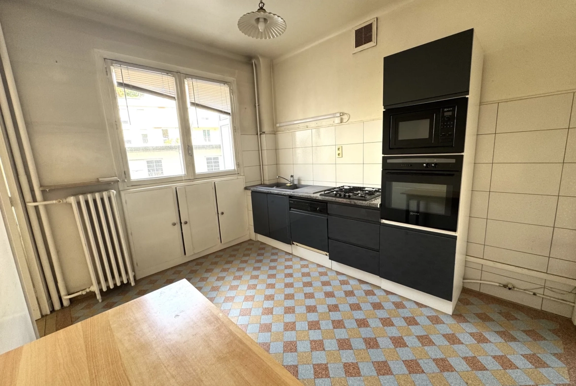Bel appartement F4 traversant avec cave, grenier et parking à Saint-Étienne 