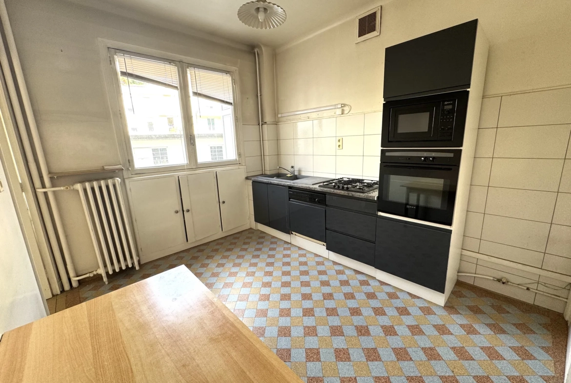 Bel appartement F4 traversant avec cave, grenier et parking à Saint-Étienne 