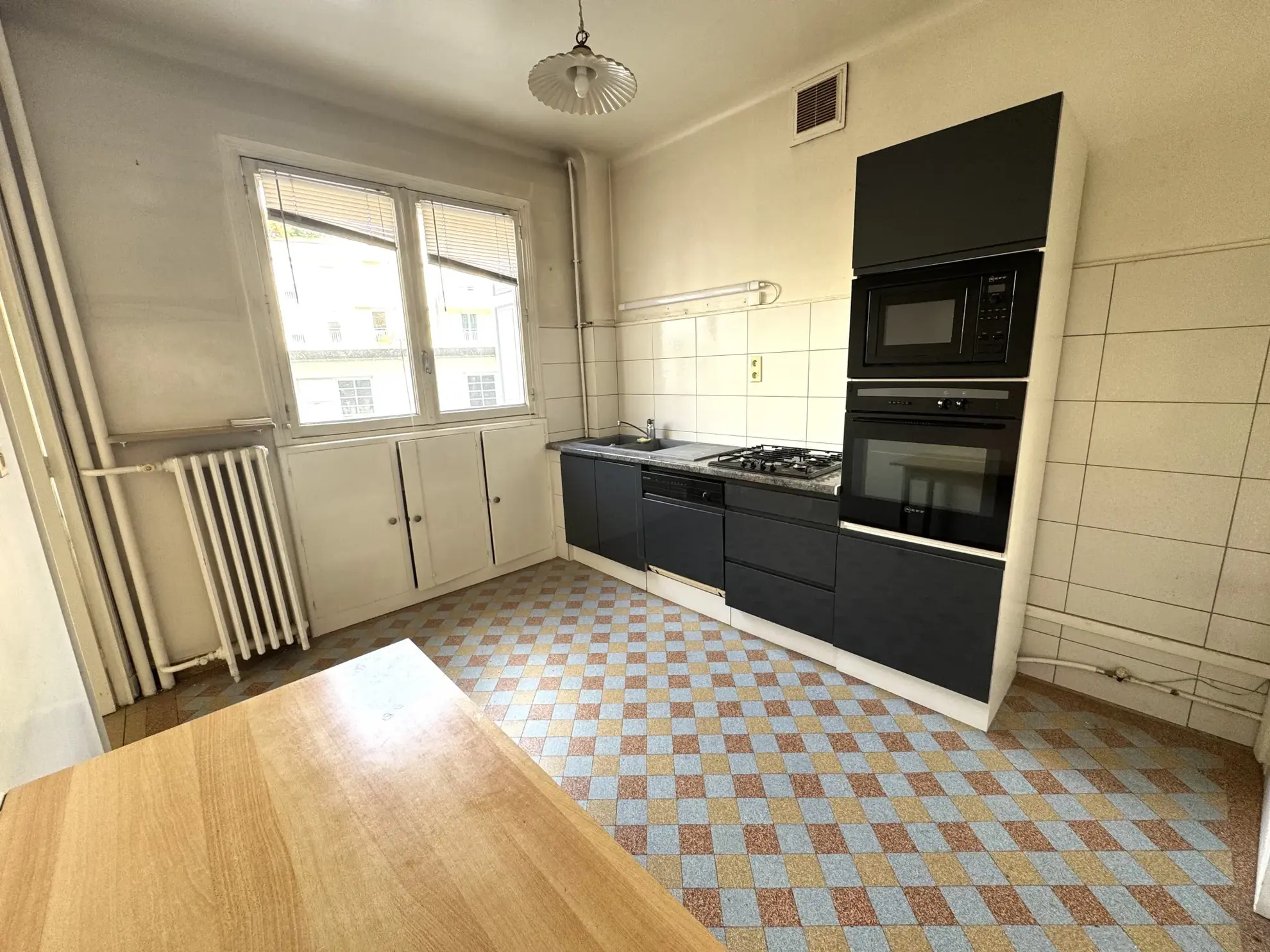 Bel appartement F4 traversant avec cave, grenier et parking à Saint-Étienne 