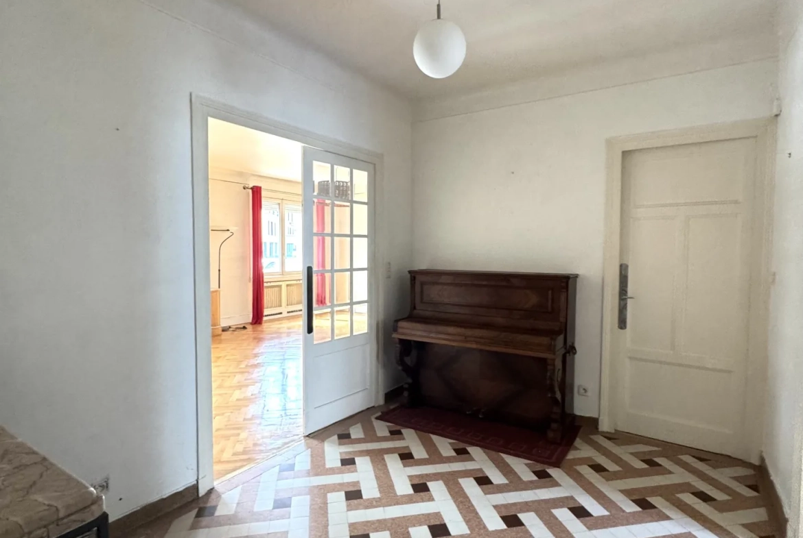 Bel appartement F4 traversant avec cave, grenier et parking à Saint-Étienne 