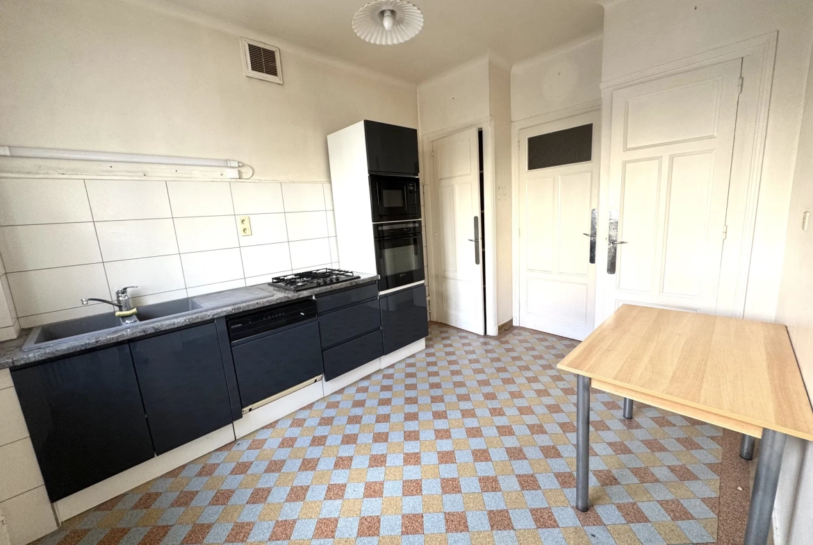 Bel appartement F4 traversant avec cave, grenier et parking à Saint-Étienne 