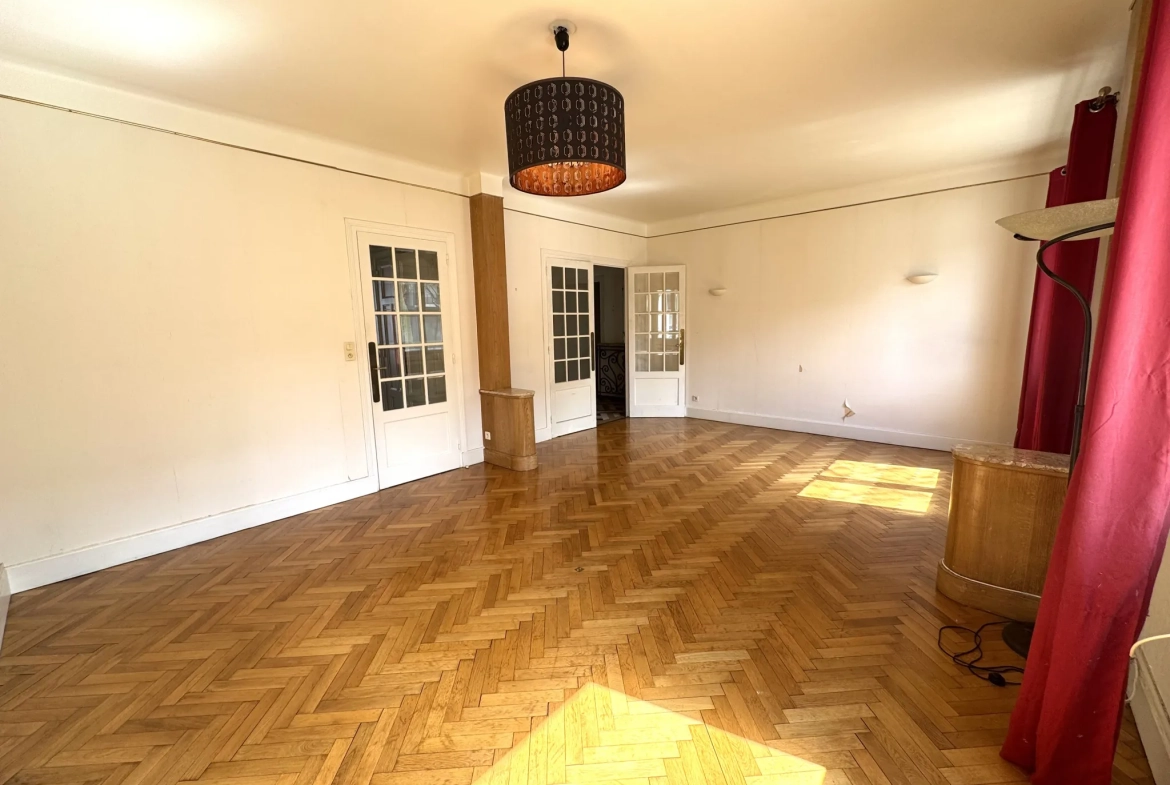 Bel appartement F4 traversant avec cave, grenier et parking à Saint-Étienne 