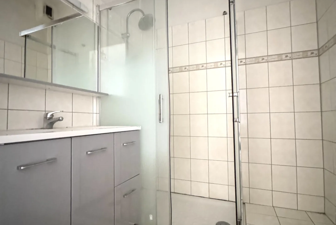 Bel appartement F4 traversant avec cave, grenier et parking à Saint-Étienne 
