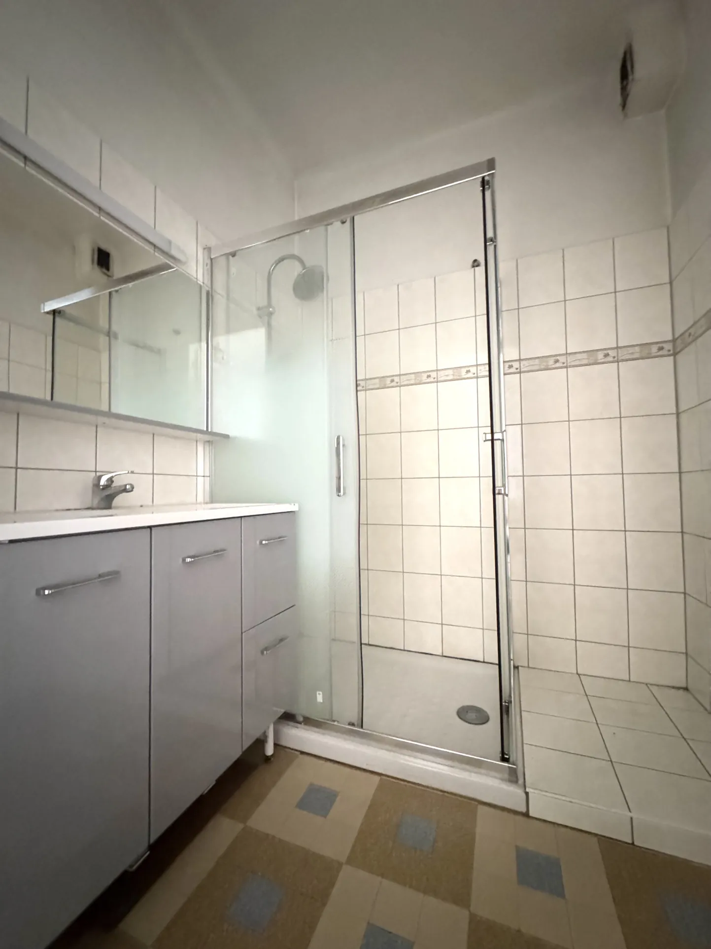 Bel appartement F4 traversant avec cave, grenier et parking à Saint-Étienne 