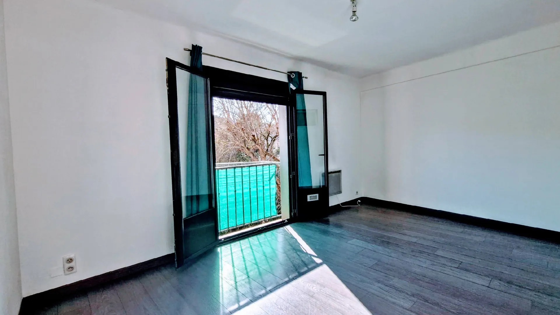 Appartement T2 à Fuveau avec parking, cave et balcon, idéalement situé 