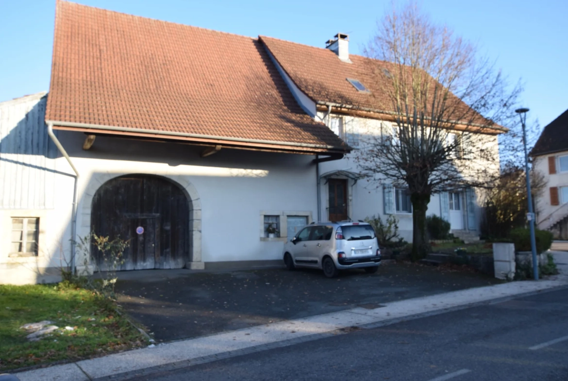 Ferme rénovée avec deux appartements loués et annexe aménageable à Allenjoie 