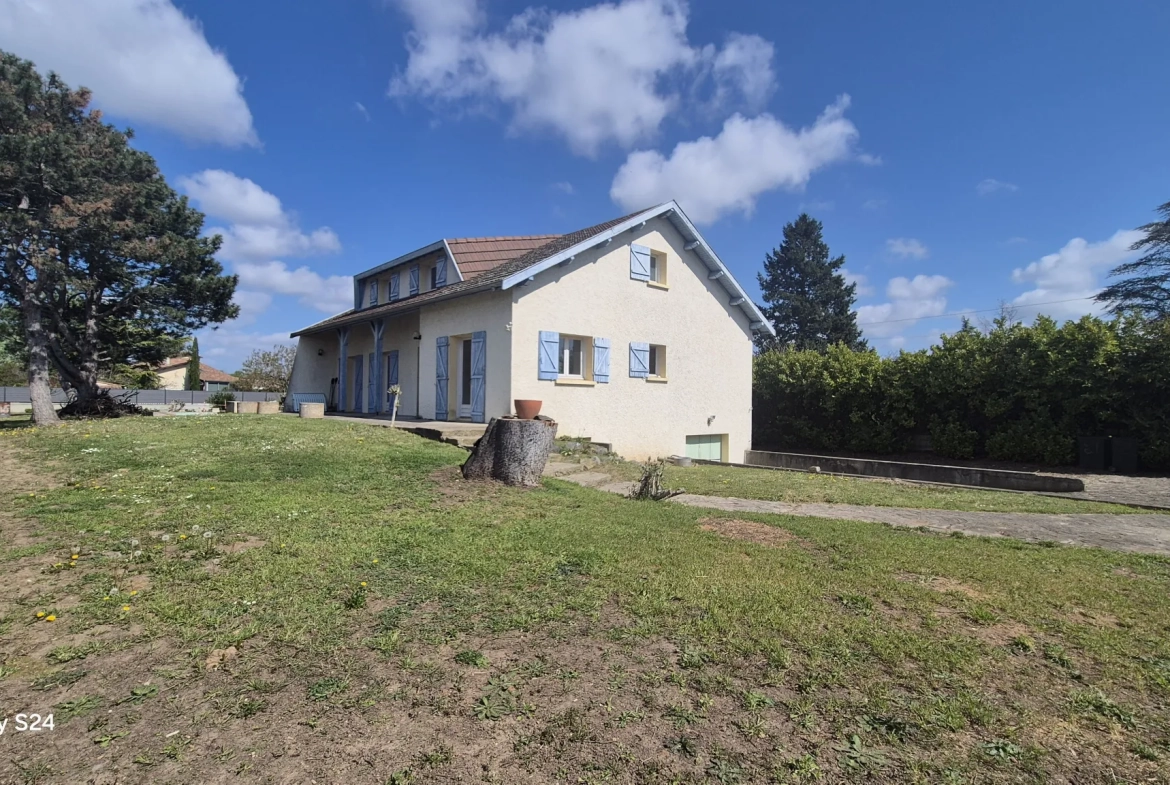 Maison familiale à Chanas de 114 m² avec grand terrain proche commodités 