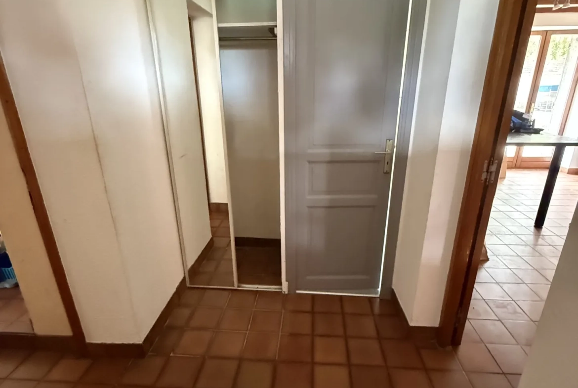 Charmante maison familiale de 185 m² à Saint-Priest-Bramefant avec grand terrain 