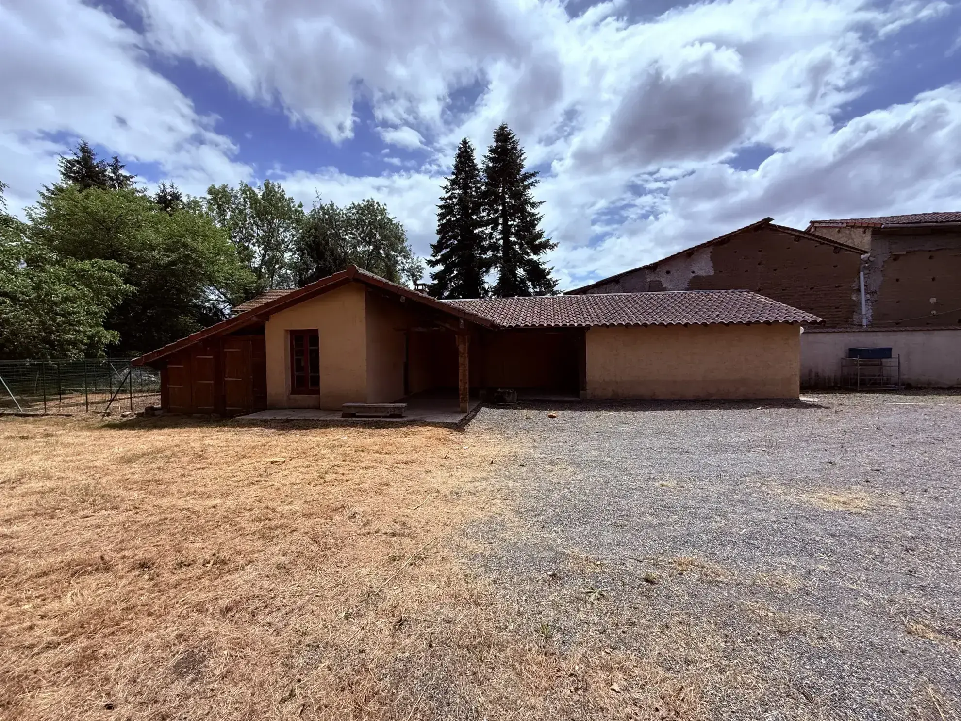 Charmante maison familiale de 185 m² à Saint-Priest-Bramefant avec grand terrain 