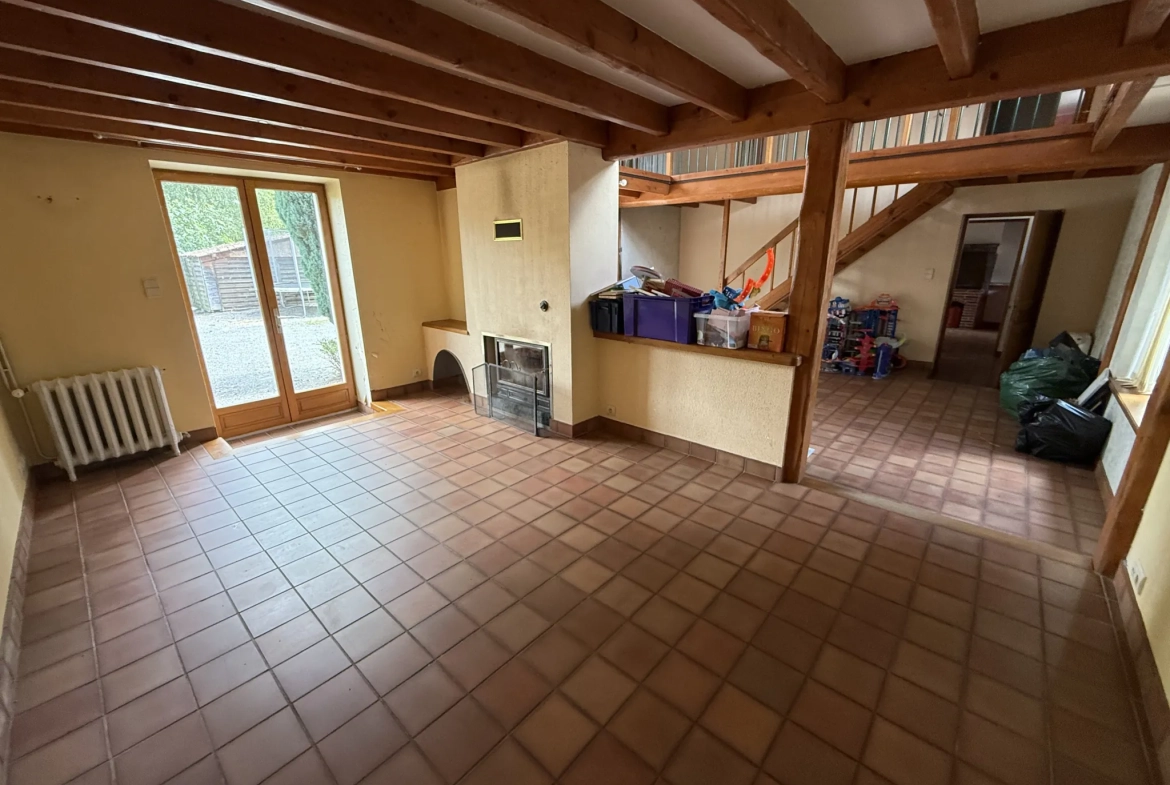 Charmante maison familiale de 185 m² à Saint-Priest-Bramefant avec grand terrain 