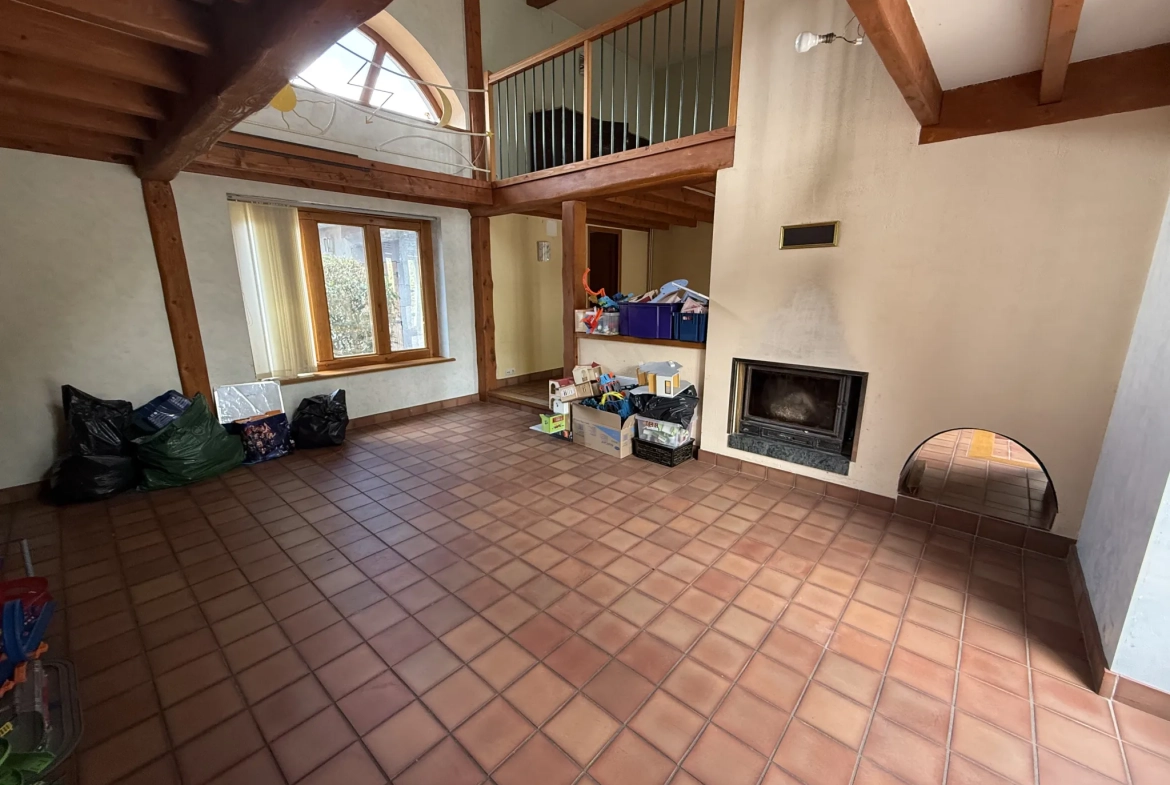 Charmante maison familiale de 185 m² à Saint-Priest-Bramefant avec grand terrain 