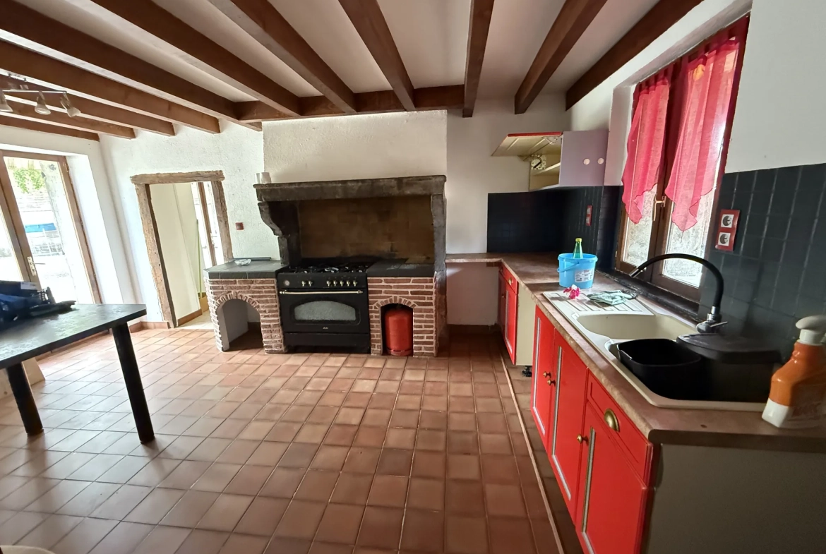 Charmante maison familiale de 185 m² à Saint-Priest-Bramefant avec grand terrain 
