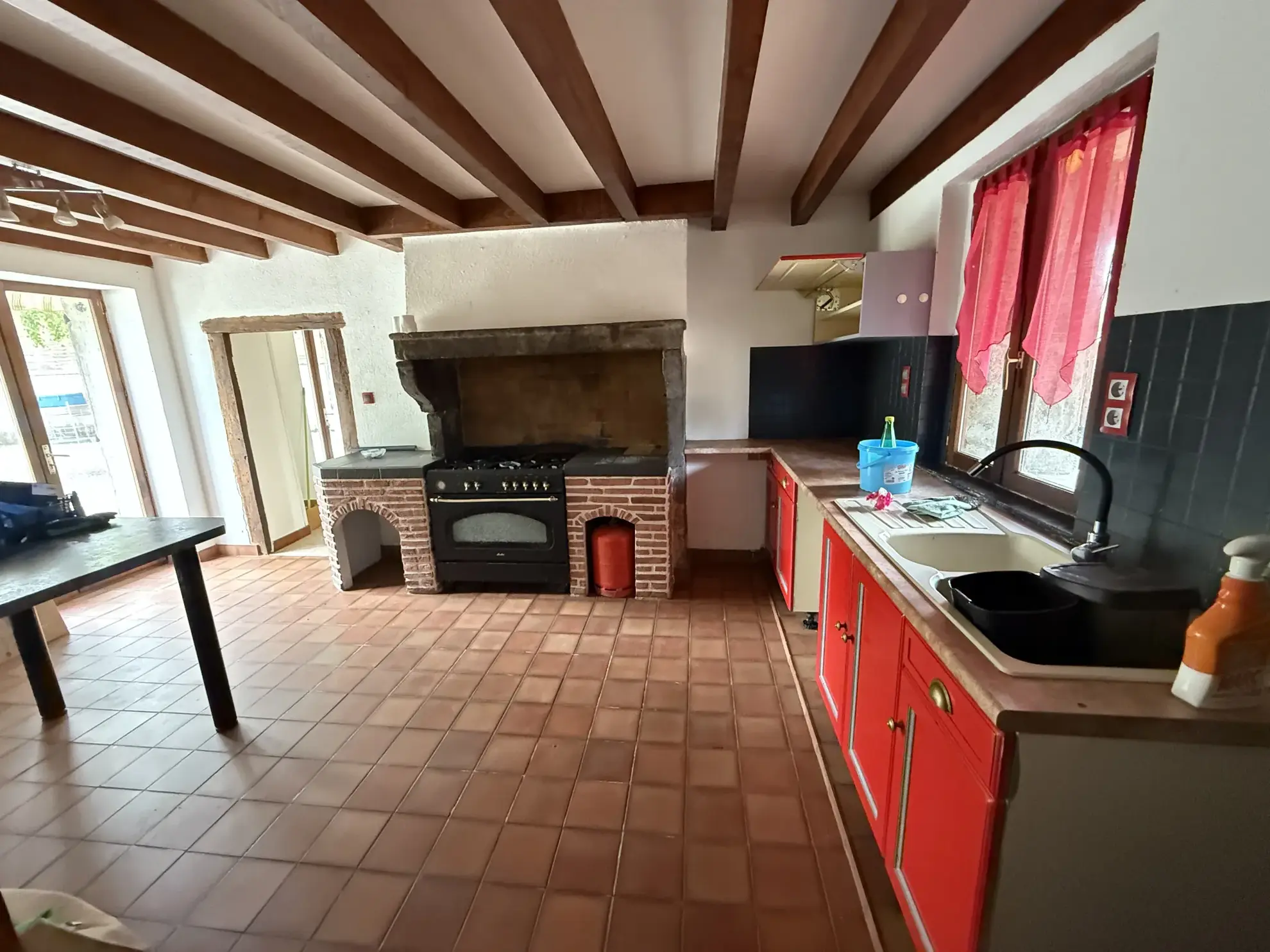 Charmante maison familiale de 185 m² à Saint-Priest-Bramefant avec grand terrain 
