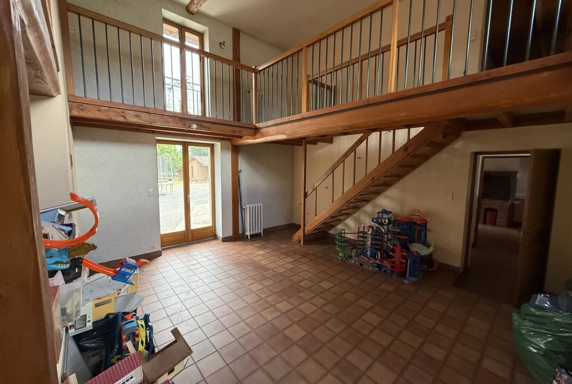 Charmante maison familiale de 185 m² à Saint-Priest-Bramefant avec grand terrain 