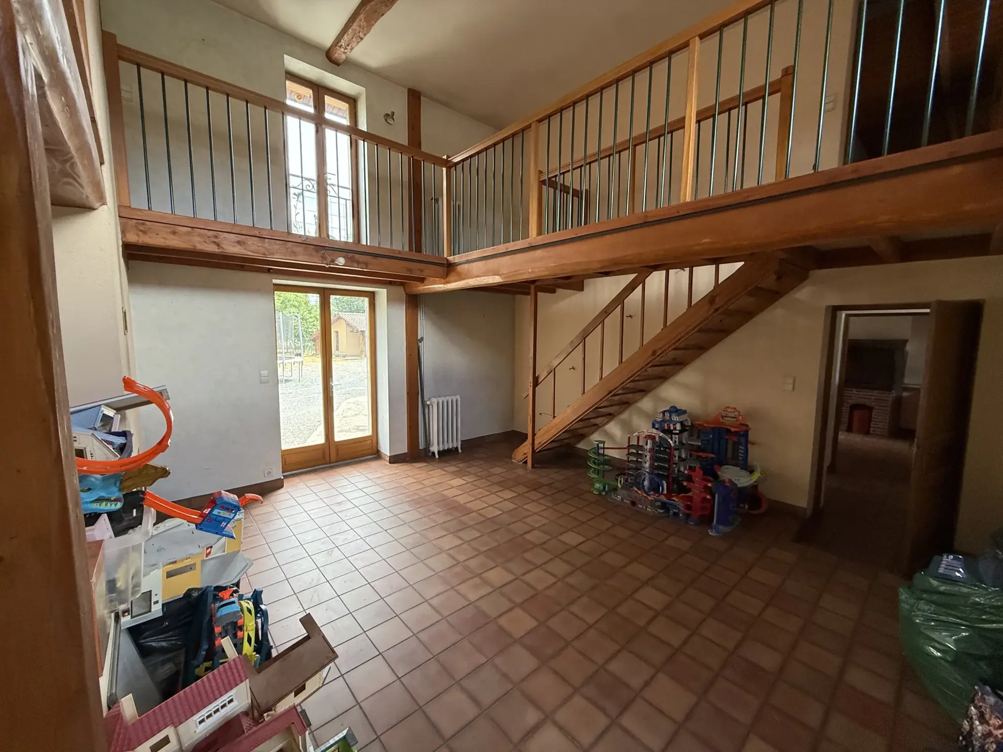 Charmante maison familiale de 185 m² à Saint-Priest-Bramefant avec grand terrain 