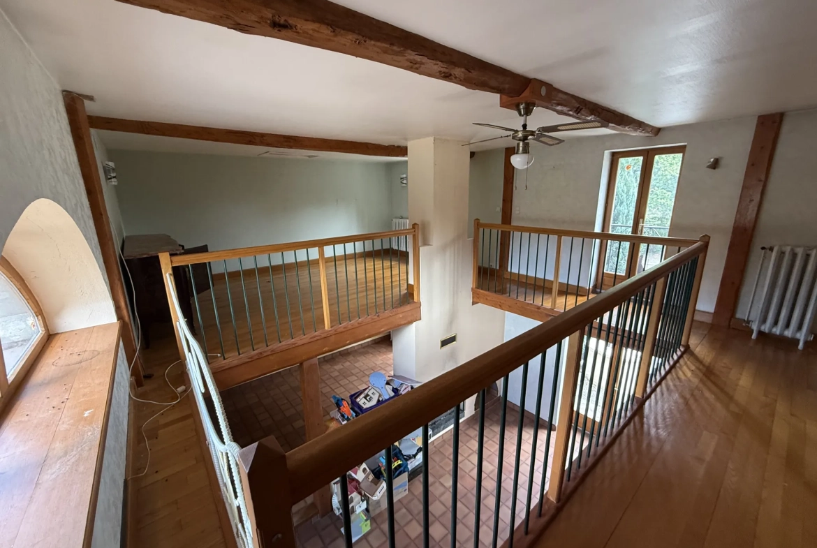 Charmante maison familiale de 185 m² à Saint-Priest-Bramefant avec grand terrain 