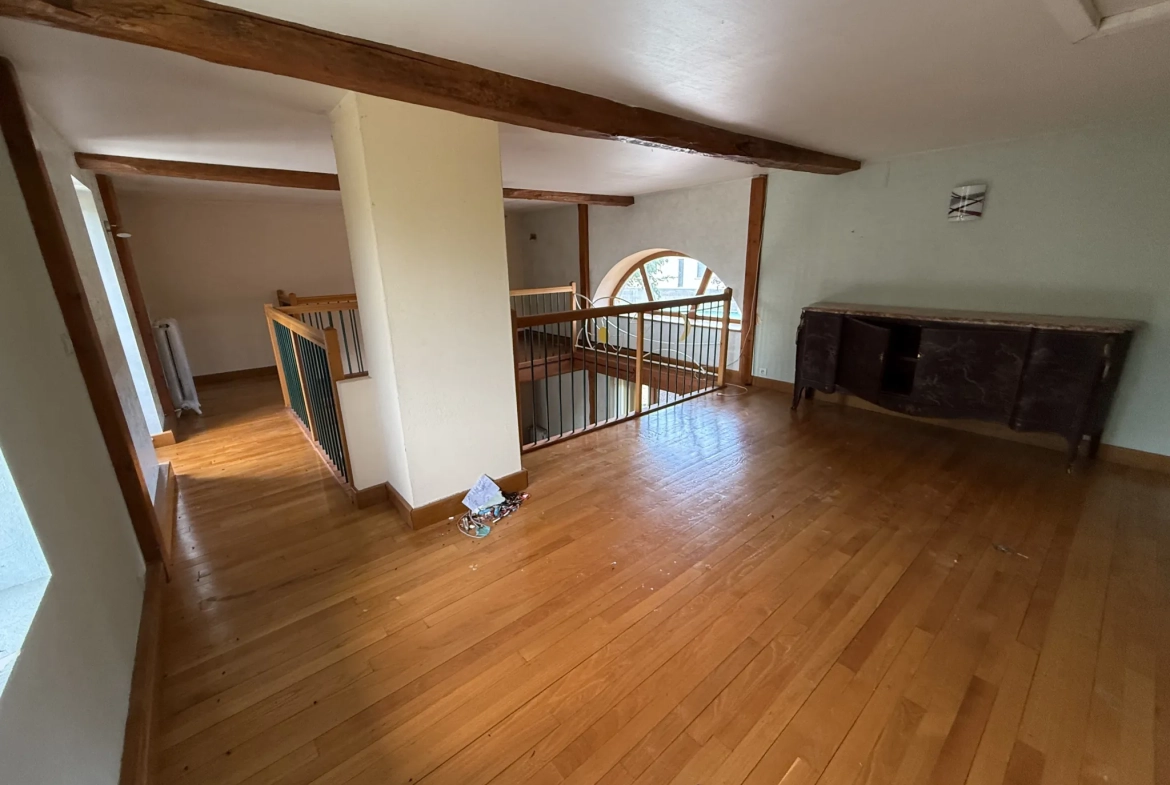 Charmante maison familiale de 185 m² à Saint-Priest-Bramefant avec grand terrain 