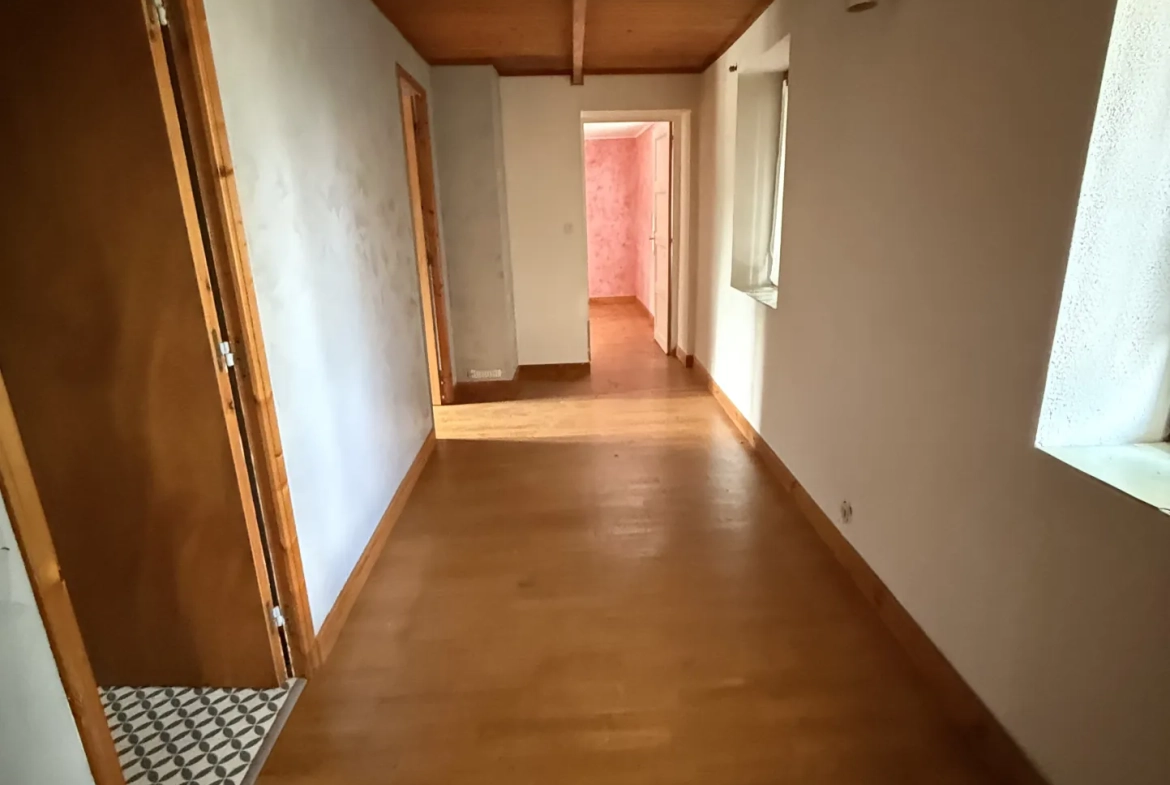 Charmante maison familiale de 185 m² à Saint-Priest-Bramefant avec grand terrain 
