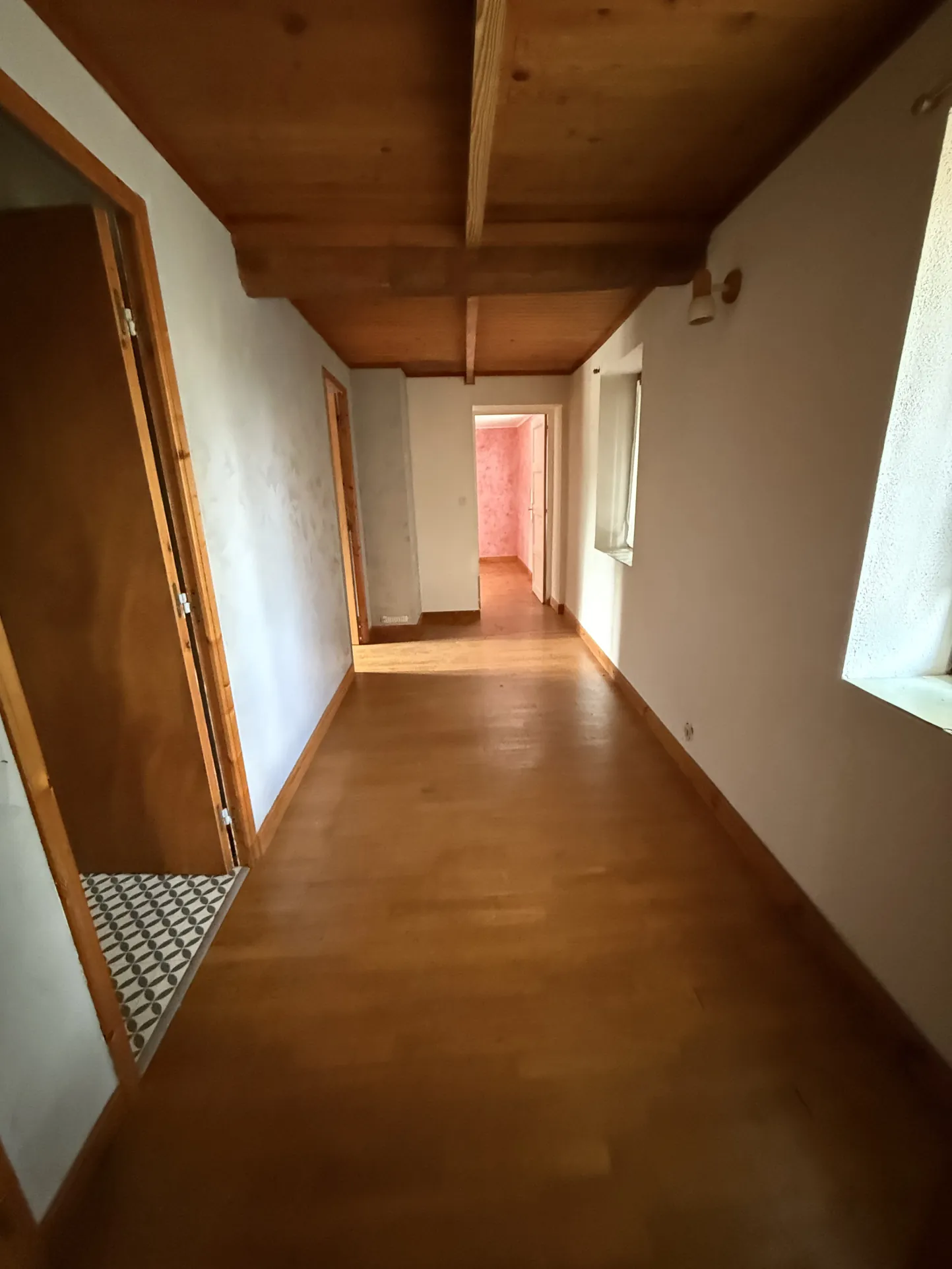 Charmante maison familiale de 185 m² à Saint-Priest-Bramefant avec grand terrain 