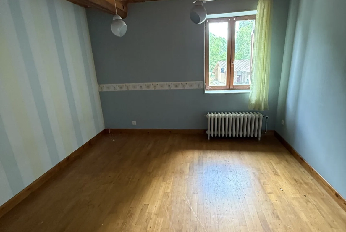 Charmante maison familiale de 185 m² à Saint-Priest-Bramefant avec grand terrain 