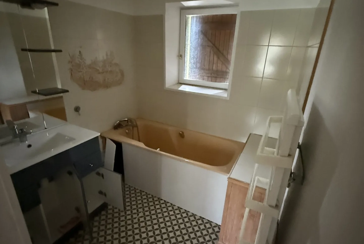 Charmante maison familiale de 185 m² à Saint-Priest-Bramefant avec grand terrain 