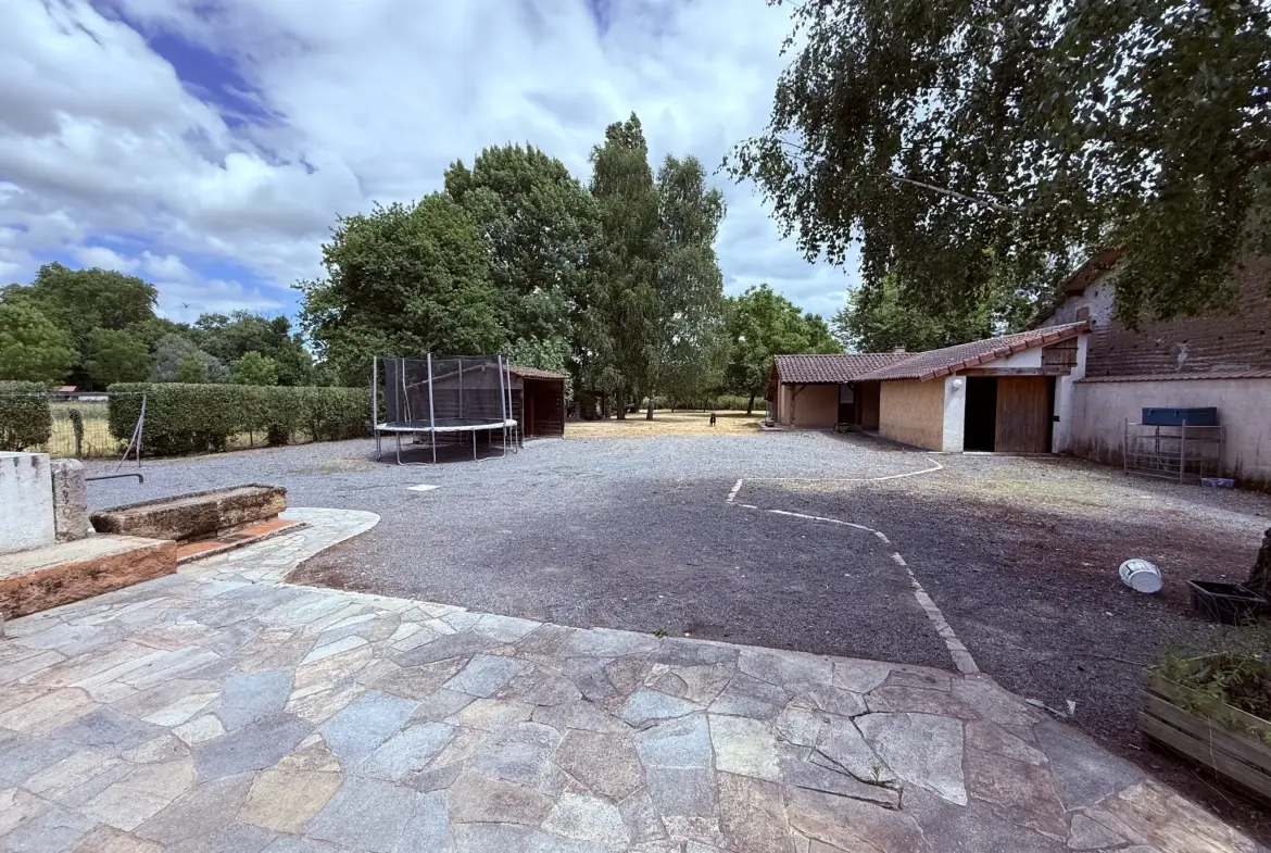 Charmante maison familiale de 185 m² à Saint-Priest-Bramefant avec grand terrain 